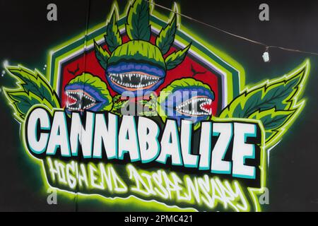 Pattaya, Thailandia - Marzo 13,2023:South Pattaya Road questo, bizzarro, graffiti colorati promuove un piccolo negozio di erbacce, che vende marjiuana. Foto Stock
