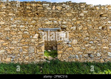 Un architrave traballante nel muro di una rovina a Cipro Foto Stock