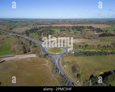 Una vista aerea di una rotatoria sulla A12 vicino a Woodbridge a Suffolk, Regno Unito Foto Stock