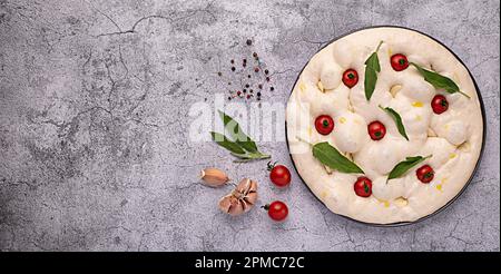 Fotografia in bianco di focaccia grezza, pasta, pomodoro, olio d'oliva, aglio, salvia, pepe, panetteria, menu, ricetta, testo, vuoto Foto Stock