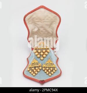 Brooch and Box (USA), ca. 1880; oro (scopata) oro (scatola) cuoio rosso, velluto blu, raso bianco Foto Stock