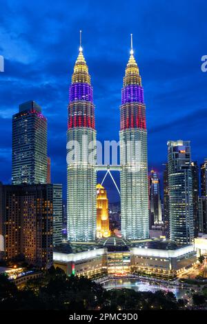 Grattacieli Petronas Twin Towers skyline KLCC al crepuscolo punto di riferimento formato ritratto a Kuala Lumpur Malesia Foto Stock