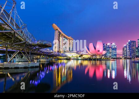 Marina Bay Skyline e Helix Bridge sono un punto di riferimento al crepuscolo a Singapore Foto Stock