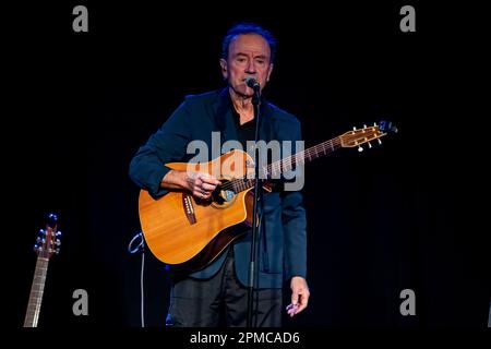 Belfast, Regno Unito. 12th Apr, 2023. Hugh Cornwell ha suonato la Black Box a Belfast come parte del suo credito per il tour britannico e irlandese: Bonzo/Alamy Live News Foto Stock