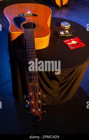 Belfast, Regno Unito. 12th Apr, 2023. Hugh Cornwell ha suonato la Black Box a Belfast come parte del suo credito per il tour britannico e irlandese: Bonzo/Alamy Live News Foto Stock