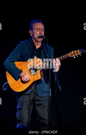 Belfast, Regno Unito. 12th Apr, 2023. Hugh Cornwell ha suonato la Black Box a Belfast come parte del suo credito per il tour britannico e irlandese: Bonzo/Alamy Live News Foto Stock