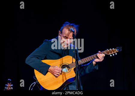 Belfast, Regno Unito. 12th Apr, 2023. Hugh Cornwell ha suonato la Black Box a Belfast come parte del suo credito per il tour britannico e irlandese: Bonzo/Alamy Live News Foto Stock