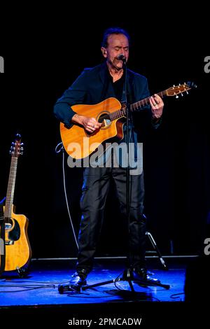 Belfast, Regno Unito. 12th Apr, 2023. Hugh Cornwell ha suonato la Black Box a Belfast come parte del suo credito per il tour britannico e irlandese: Bonzo/Alamy Live News Foto Stock