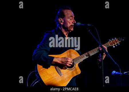Belfast, Regno Unito. 12th Apr, 2023. Hugh Cornwell ha suonato la Black Box a Belfast come parte del suo credito per il tour britannico e irlandese: Bonzo/Alamy Live News Foto Stock