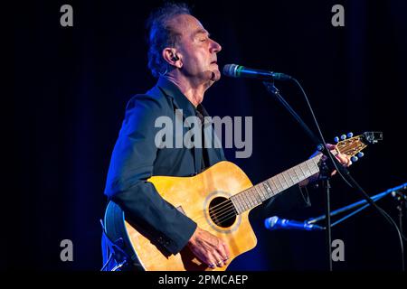 Belfast, Regno Unito. 12th Apr, 2023. Hugh Cornwell ha suonato la Black Box a Belfast come parte del suo credito per il tour britannico e irlandese: Bonzo/Alamy Live News Foto Stock
