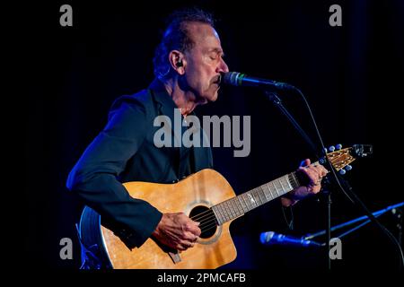 Belfast, Regno Unito. 12th Apr, 2023. Hugh Cornwell ha suonato la Black Box a Belfast come parte del suo credito per il tour britannico e irlandese: Bonzo/Alamy Live News Foto Stock