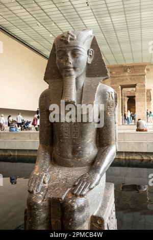 Il Tempio di Dendur nell'ala egiziana è molto popolare al Metropolitan Museum of Art, 2023, New York City, Stati Uniti Foto Stock