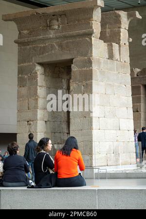 Il Tempio di Dendur nell'ala egiziana è molto popolare al Metropolitan Museum of Art, 2023, New York City, Stati Uniti Foto Stock