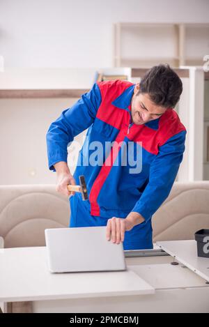 Carpentiere giovane che lavora a casa Foto Stock