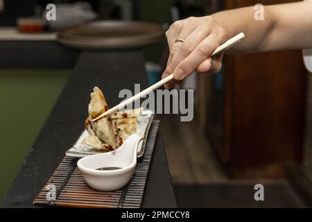 I Gyozas sono solitamente un impasto ripieno, principalmente con carne e verdure cotte al vapore o alla griglia. Inoltre, è di solito presentato sul piatto con una salsa Foto Stock