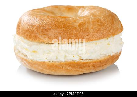 Panino in bagel con formaggio fresco per colazione isolato su sfondo bianco Foto Stock