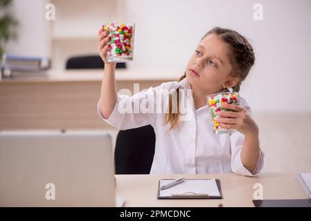 Bambina che gioca medico in clinica Foto Stock