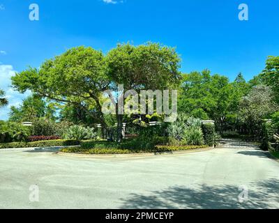 Giove, Florida USA - 12 marzo 2023: L'ingresso al Trump National Golf Club di Giove, Florida. Foto Stock