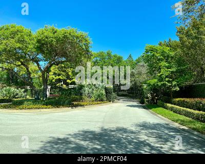 Giove, Florida USA - 12 marzo 2023: L'ingresso al Trump National Golf Club di Giove, Florida. Foto Stock