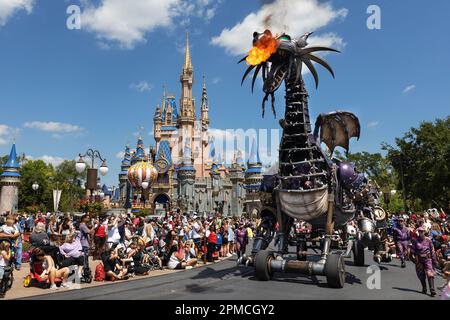 L'iconica sfilata dei personaggi Disney, passando davanti al Castello di Cenerentola al Disney World di Orlando, Florida, USA Foto Stock