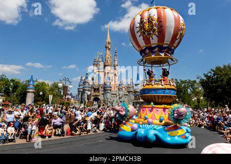 L'iconica sfilata dei personaggi Disney, passando davanti al Castello di Cenerentola al Disney World di Orlando, Florida, USA Foto Stock