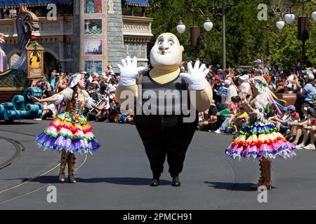 L'iconica sfilata dei personaggi Disney, passando davanti al Castello di Cenerentola al Disney World di Orlando, Florida, USA Foto Stock