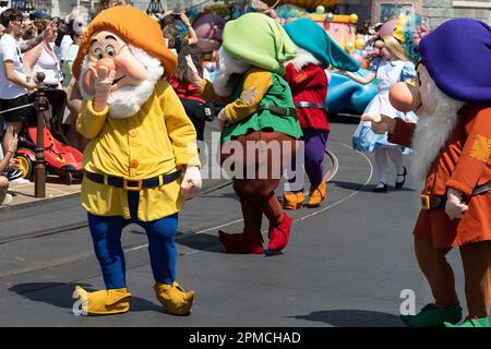 L'iconica sfilata dei personaggi Disney, passando davanti al Castello di Cenerentola al Disney World di Orlando, Florida, USA Foto Stock