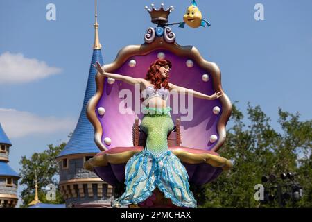 L'iconica sfilata dei personaggi Disney, passando davanti al Castello di Cenerentola al Disney World di Orlando, Florida, USA Foto Stock