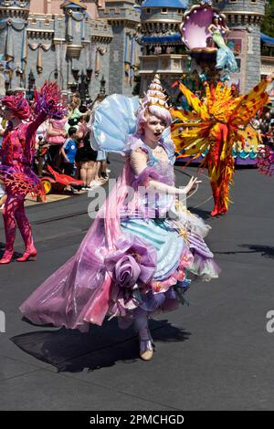 L'iconica sfilata dei personaggi Disney, passando davanti al Castello di Cenerentola al Disney World di Orlando, Florida, USA Foto Stock