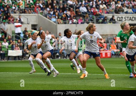 Giocatori USA, l-r, JULIE ERTZ (8), ASHLEY HATCH (7), NAOMI GIRMA (27) e LINDSAY HORAN (10) si alleano per bloccare un calcio irlandese durante la seconda metà di una United States Women's National Team (USWNT), squadra di calcio amichevole contro la Repubblica d'Irlanda (IRL) mentre entrambe le squadre si preparano per la prossima Coppa del mondo delle Donne nel 2023. La squadra statunitense ha battuto la squadra irlandese, 2-0, il 8 aprile 2023 Foto Stock