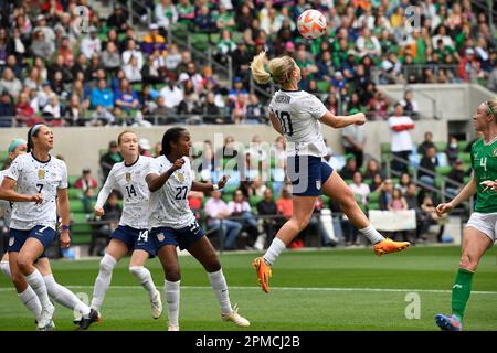 Giocatori USA, l-r, JULIE ERTZ (8), ASHLEY HATCH (7), NAOMI GIRMA (27) e LINDSAY HORAN (10) si alleano per bloccare un calcio irlandese durante la seconda metà di una United States Women's National Team (USWNT), squadra di calcio amichevole contro la Repubblica d'Irlanda (IRL) mentre entrambe le squadre si preparano per la prossima Coppa del mondo delle Donne nel 2023. La squadra statunitense ha battuto la squadra irlandese, 2-0, il 8 aprile 2023 Foto Stock