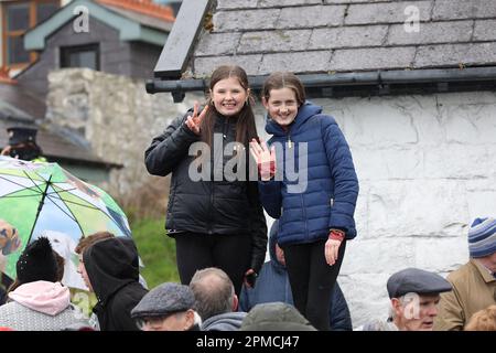 I membri del pubblico si riuniscono in attesa che il presidente americano Joe Biden arrivi a Carlingford, nella contea di Louth, Irlanda, mercoledì 12 aprile, 2023. La visita del Presidente Biden segna il 25th° anniversario dell'accordo del Venerdì Santo, l'accordo di pace che ha posto fine a tre decenni di conflitti nell'Irlanda del Nord. Foto di U.S. Ambasciata Dublino / UPI Foto Stock