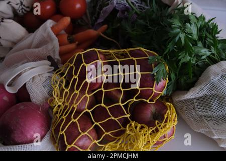Shopping sano della drogheria, verdure, frutta e verdure in borsa ecologica sul banco della cucina. Foto Stock