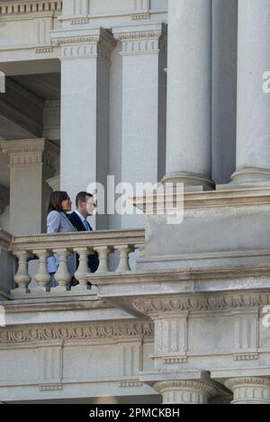 Washington, DC, Stati Uniti. 11th Apr, 2023. Il Vice Presidente degli Stati Uniti Kamala Harris si pone per una foto sul balcone con il primo Ministro polacco Mateusz Morawiecki prima del loro incontro nell'Ufficio Cerimoniale del Vice Presidents nell'Eisenhower Executive Office Building, nel campus della Casa Bianca di Washington, DC, USA, martedì 11 aprile. 2023. Harris e Morawiecki dovrebbero discutere dell'invasione russa dell'Ucraina. Credit: Cheriss May/Pool via CNP/dpa/Alamy Live News Foto Stock