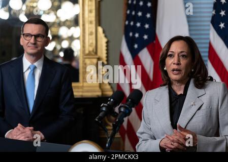 Washington, DC, US, 11/04/2023, il Vice Presidente degli Stati Uniti Kamala Harris esprime le proprie osservazioni alla stampa prima di incontrare il primo Ministro polacco Mateusz Morawiecki nell'Ufficio Cerimoniale del Vice Presidente nell'Eisenhower Executive Office Building, nel campus della Casa Bianca di Washington, DC, USA, martedì 11 aprile. 2023. Harris e Morawiecki dovrebbero discutere dell'invasione russa dell'Ucraina. Credito: Cheriss May/Pool tramite CNP /MediaPunch Foto Stock