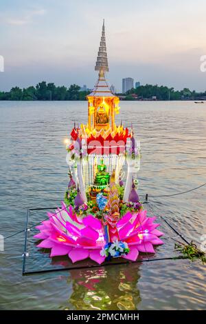 Altare galleggiante nel fiume Chao Phraya durante il festival Loi Krathong a Bangkok, Thailandia Foto Stock