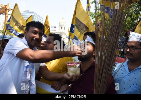 Kolkata, India. 12th Apr, 2023. I sostenitori del partito AAM Aadmi (AAP) dell'unità del Bengala Occidentale prendono una processione chiamata 'Avinandan Yatra' per celebrare la gioia del raggiungimento dello status di partito nazionale dato dalla Commissione elettorale nazionale dell'India. (Foto di Sayantan Chakraorty/Pacific Press) Credit: Pacific Press Media Production Corp./Alamy Live News Foto Stock