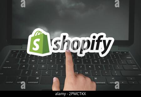 shopify, logo design per l'utilizzo su social media e siti di notizie Foto Stock
