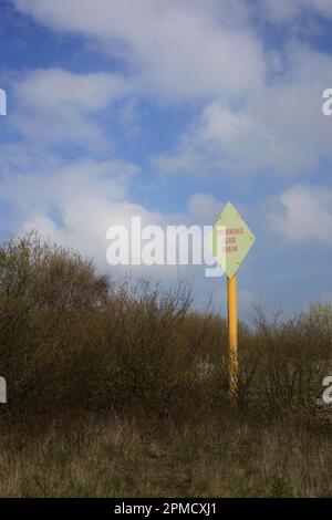 Avvertimento gas principale segno contro il cielo blu nelle paludi di Humber a Paull, East Yorkshire Regno Unito 2023 aprile Foto Stock