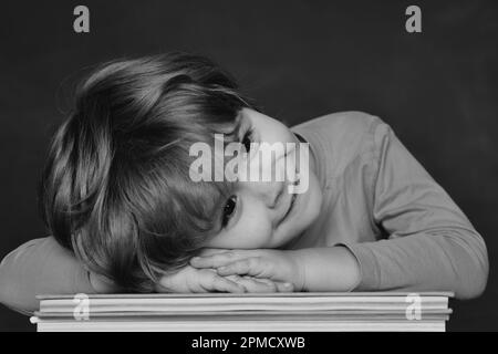 Schoolchild. Giornata degli insegnanti. Classe. Esame difficile. Bambini della scuola contro la lavagna verde. Imparare a casa. Concetto di educazione scientifica Foto Stock