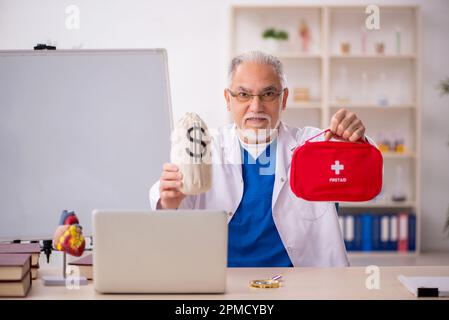 Medico anziano in concetto di remunerazione Foto Stock