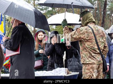 12 aprile 2023, Kiev, Ucraina: Una moglie grida durante i funerali di Evgeny Yakovlev, 42, un soldato ucciso dalle forze russe sul fronte orientale ucraino in un combattimento, al cimitero di Lisove a Kiev. Il cimitero di Lisove è il luogo in cui sono sepolti la maggior parte degli uomini dell'esercito caduti di Kiev. Poiché l'invasione su larga scala dell'Ucraina da parte delle forze russe continua, la lotta nell'est dell'Ucraina causa un tasso di incidenti molto elevato, anche se i numeri esatti sono sconosciuti. L'Ucraina si prepara ad un'offensiva primaverile per riprendere la terra occupata dalla Russia. (Credit Image: © Dominika Zarzycka/SOPA Images via ZUMA Press Wire) EDITORIALE Foto Stock