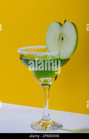 mela verde martini nel bicchiere Foto Stock