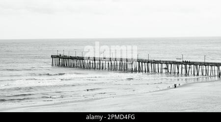 Molo in legno che si affaccia sull'oceano, a Virginia Beach. Foto Stock