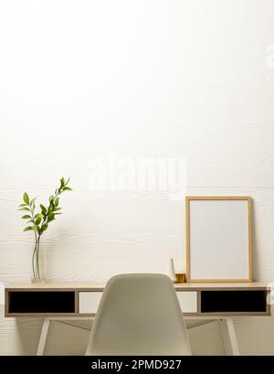 Verticale di telaio di legno vuoto con spazio copia e pianta in vaso su scrivania contro muro bianco Foto Stock