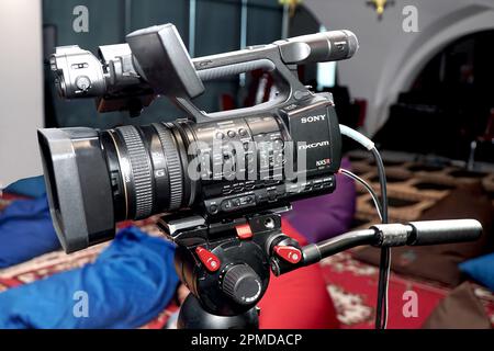 Videocamera professionale Sony NXCAM HXR-NX5R su treppiede per la trasmissione e la registrazione di eventi live aziendali in streaming Foto Stock