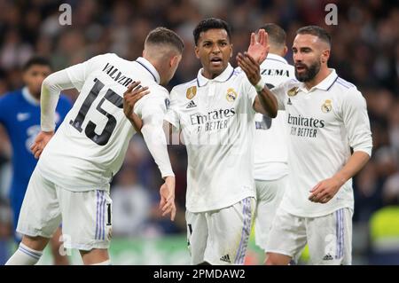 12th aprile 2023; stadio Santiago Bernabeu, Madrid, Spagna, Champions League Football, Quarto finale, prima tappa, Real Madrid contro Chelsea; Rodrygo va, Valverde e Carvajal festeggiano Foto Stock