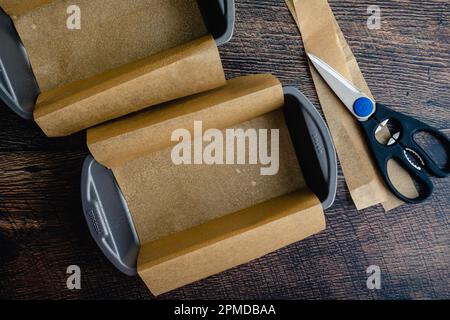 Furgoni foderati con pergamena greggi carta: Furgoni linea con pergamena vegetale spruzzata con olio da cucina Foto Stock