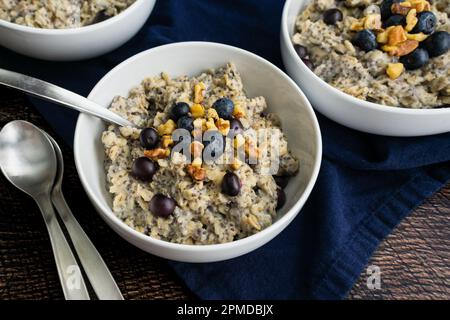 Farina d'avena Blueberry Chia ricoperta di noci: Sana colazione di farina d'avena fatta con mirtilli, noci e semi di chia Foto Stock