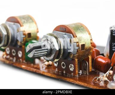 Controllo del volume dell'attenuatore o resistenze variabili sulla scheda a circuito stampato dell'amplificatore integrato, parte elettronica. Foto Stock